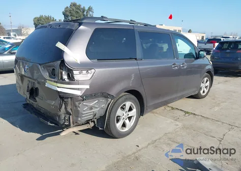 2013 Toyota Sienna Le V6 8 Passenger z USA, uszkodzony, nr VIN 5TDKK3DC9DS340226